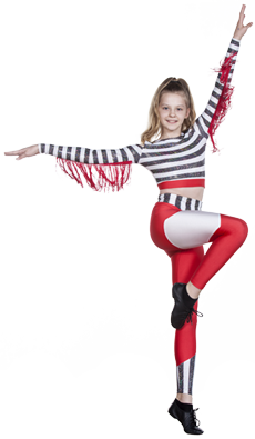 12-letnia tancerka stylu Disco Dance w tanecznej pozie na jednej nodze, z wysoko uniesioną nogą i rękami, uśmiechnięta, w profesjonalnym stroju do tańca disco dance z czerwonymi spodniami i topem w zebrę biało-czarną, z frędzlami do rękawów i profesjonalnym obuwiem tanecznym